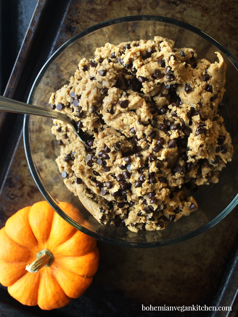 picture of gluten free vegan pumpkin cookie dough in a bowl