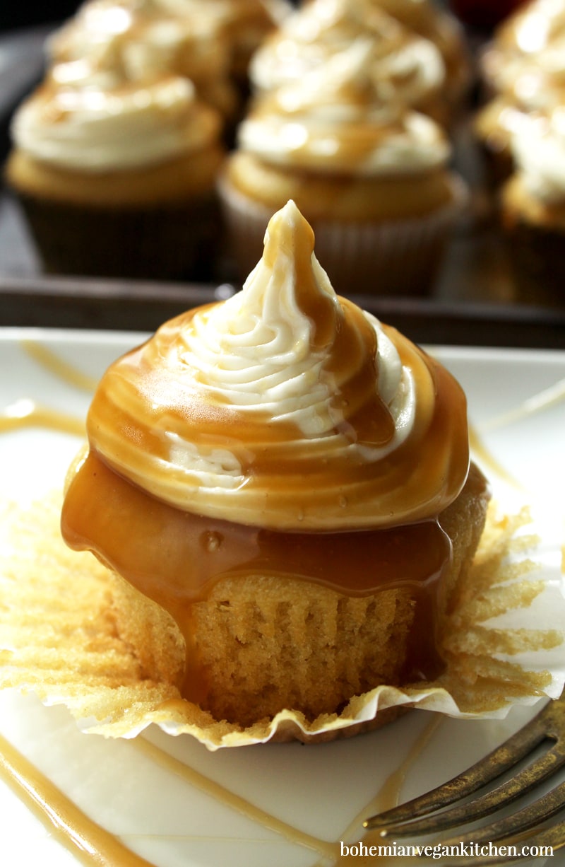 Enjoy any special occasion and impress muggles with these moan-worthy Harry Potter vegan cupcakes! In honor of the famous wizarding drink, these butterbeer cupcakes are simple to make and do not require any artificial ingredients. #harrypottervegan #harrypotterveganrecipes #harrypottervegancake #butterbeercupcakes #butterbeercupcakesvegan #butterbeercupcakeseasy #bohemianvegankitchen