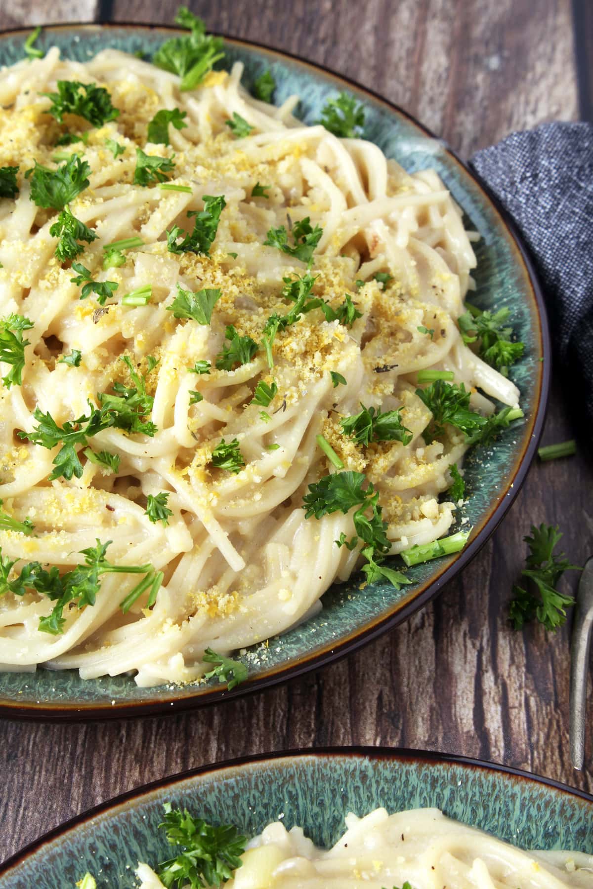 Transport yourself to a little corner of an Italian restaurant when you make these vegan alfredo noodles! Simple to make, you can enjoy an easy weeknight dinner. Just don't forget to talk like your name is Luigi and you have a mustache. Because IT'S FUN. #veganalfredosaucenutfree #veganalfredopasta #veganweeknightmeals #veganweeknightdinners #easyveganrecipes #easyvegandinner #bohemianvegankitchen