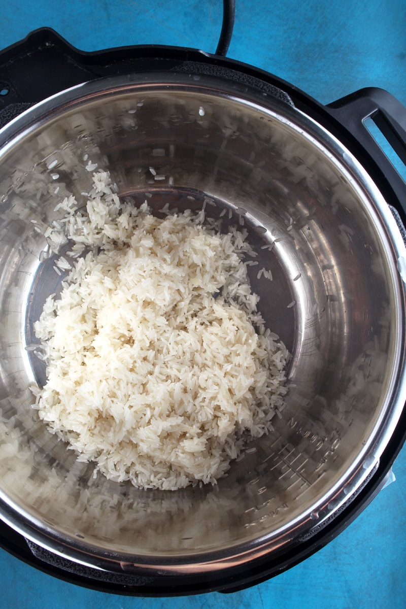 Picture of rinsed rice in pressure cooker.