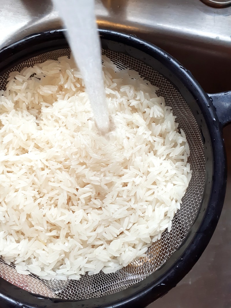 Picture of rinsing white rice.