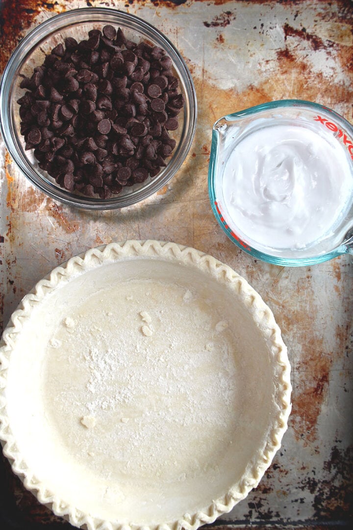 the basic ingredients for a vegan chocolate pie: dairy free chocolate chips, coconut cream, and a pie crust