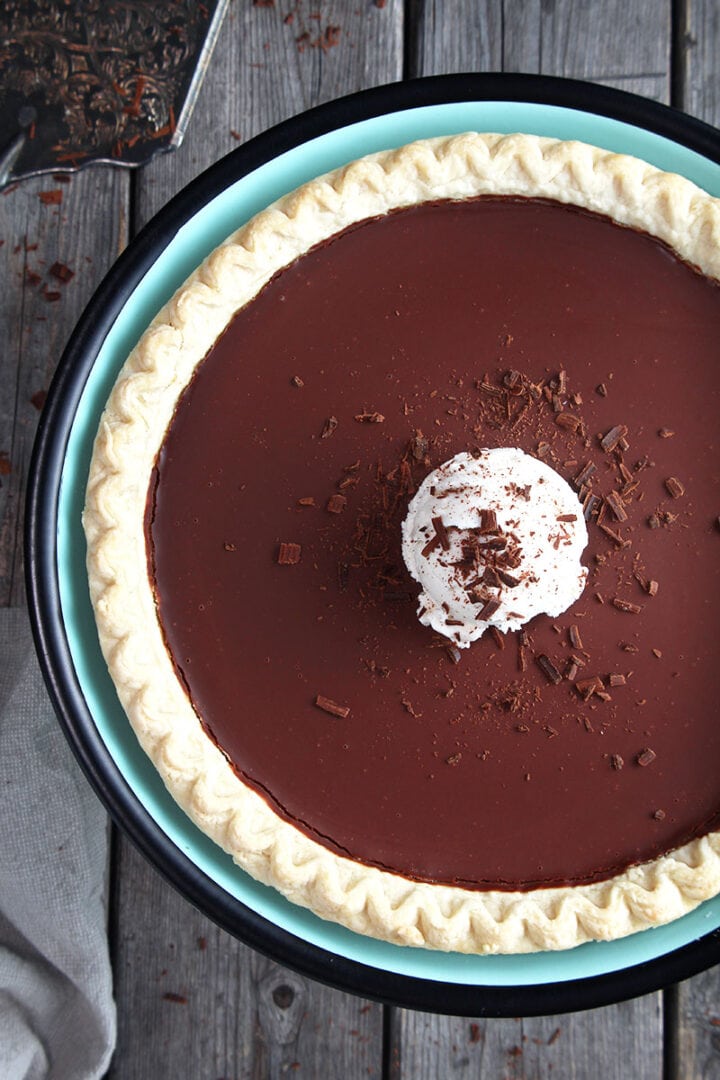picture of a delicious vegan chocolate pie ready to eat